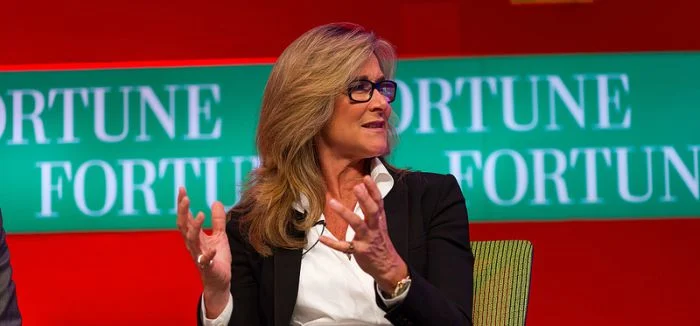 Angela Ahrendts -najviše plaćeni britanski CEO prihvaća novi izazov