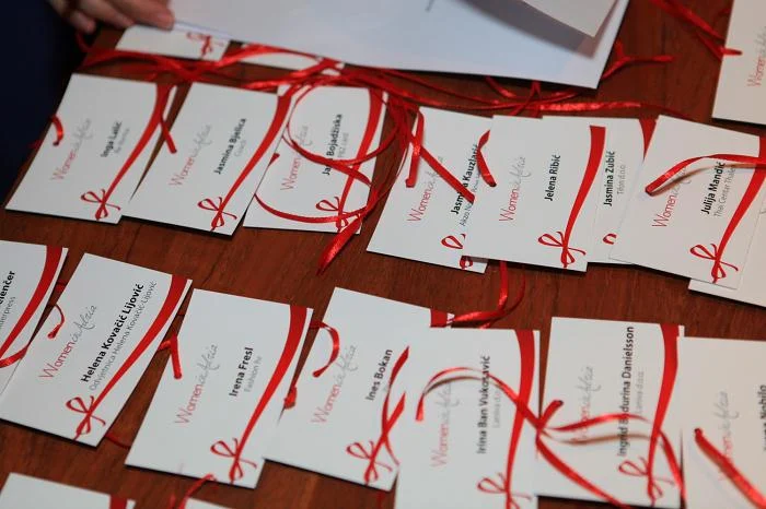 Kako se nosi akreditacija na konferencijama i networking eventima?