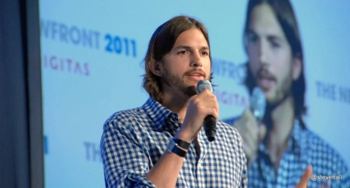 Ashton Kutcher traži da su stolovi za previjanje beba dostupni i očevima
