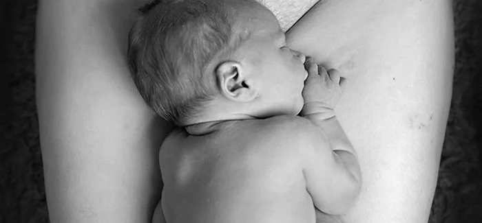 Fotografija majke i djeteta rođenog carskim rezom izazvala lavinu negativnih komentara