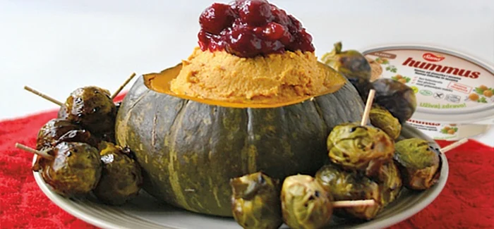 Sana hummus u zdjeli od kabocha tikve s glaziranim prokulicama