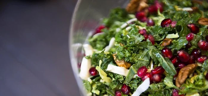 Salata od šipka, mlade salate i oraha s preljevom od Sana hummusa