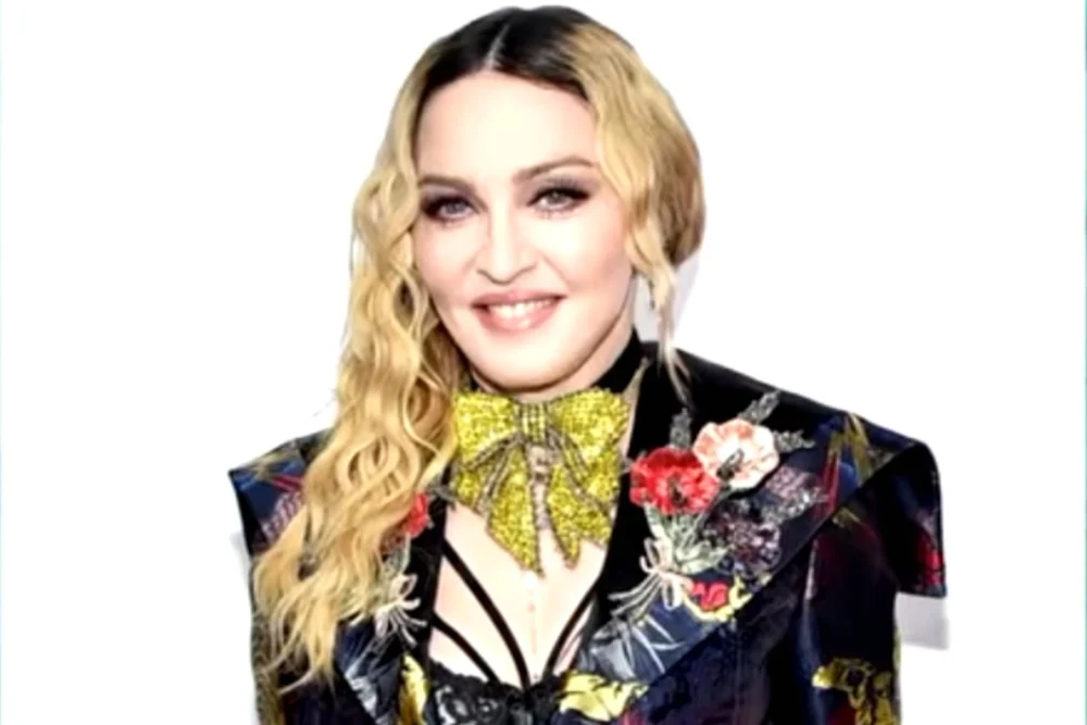 Madonna u emotivnom govoru:„Budite lijepe i slatke. Ali nemojte imati mišljenje i praviti se prepametne. I nemojte ostarjeti“
