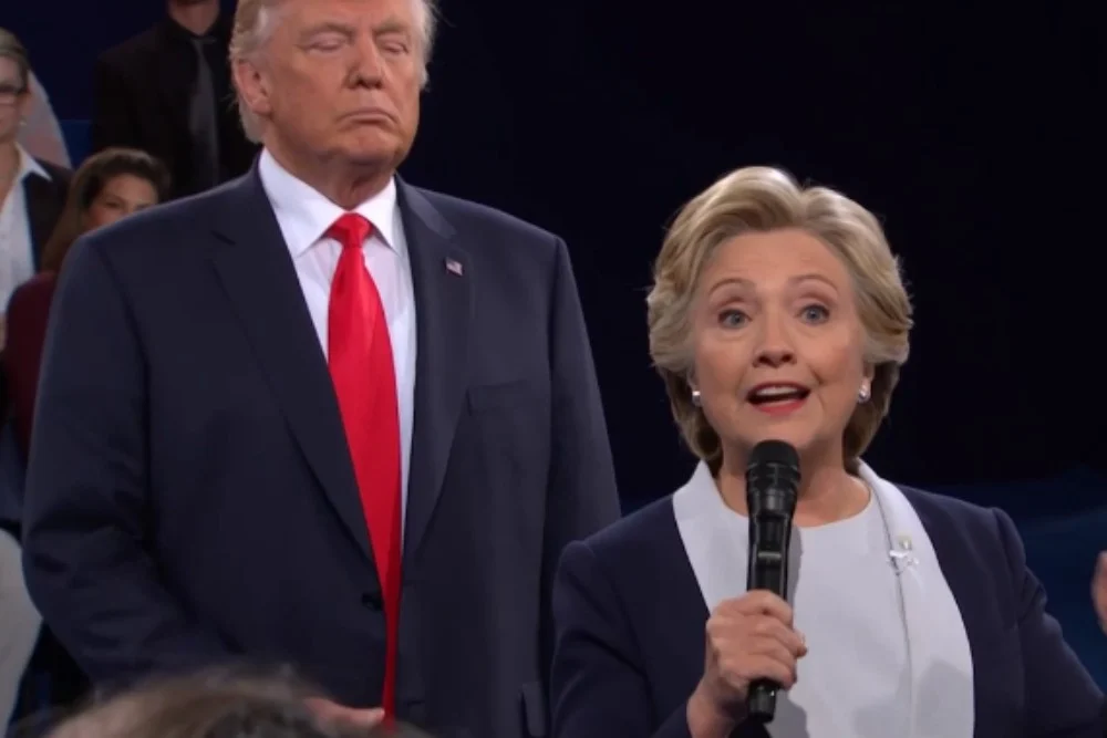 Hillary Clinton u svojoj knjizi opisala trenutke kad joj je Donald Trump disao za vratom i pokušavao je „zastrašiti“