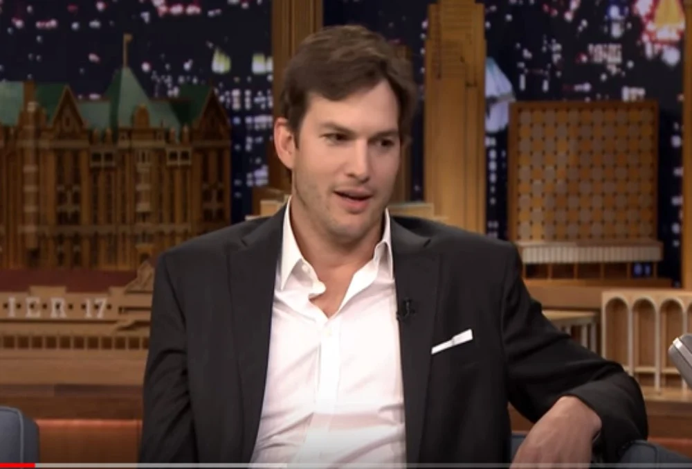 Ashton Kutcher otkrio genijalnu strategiju kako izaći na kraj s brojnim e-mailovima