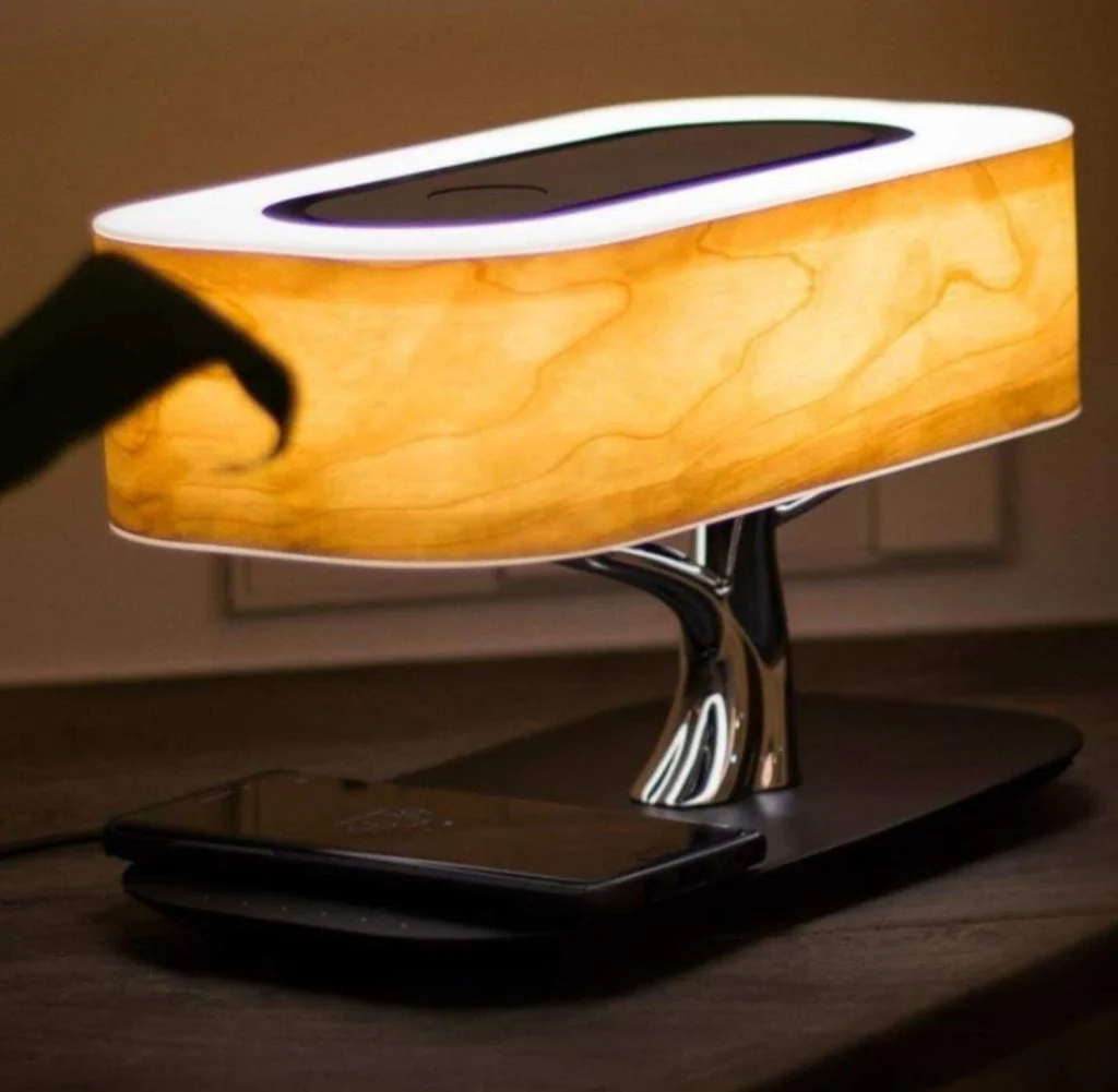 Smart tree je dizajnerska lampa, wireless punjač i zvučnik u jednom