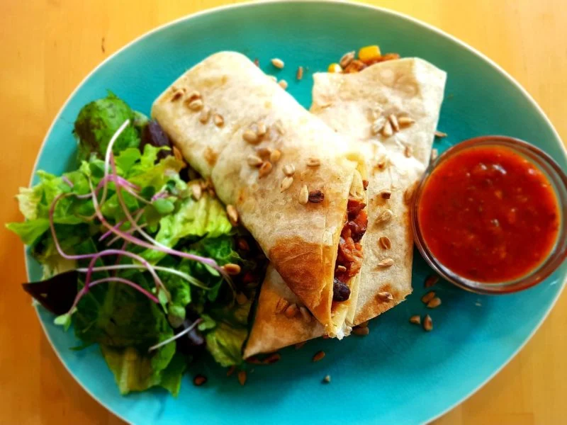 Što jesti ovaj tjedan? Falafel kuglice u tortilji s povrćem, varivo s tofuom i druge zdrave delicije by Simple green