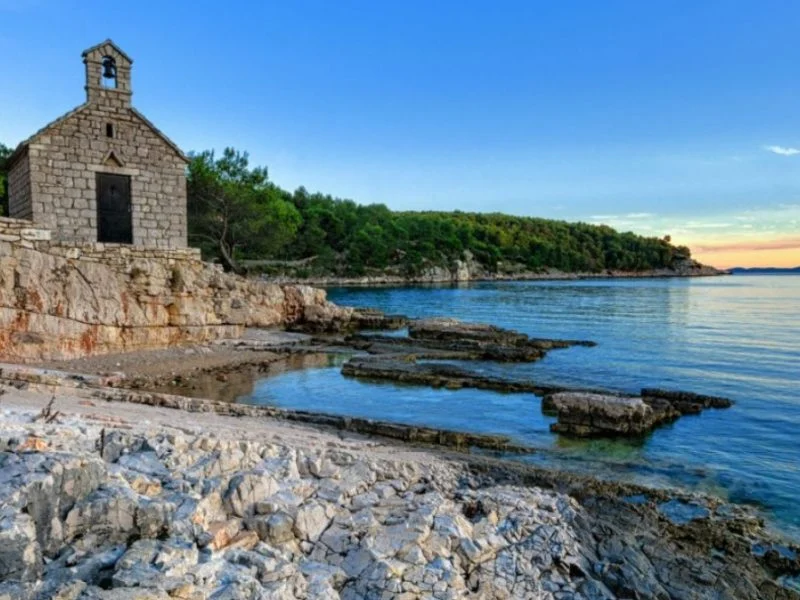 Uz lokalne vodiče ovoga ljeta otkrijte tajne mističnog otoka Brača