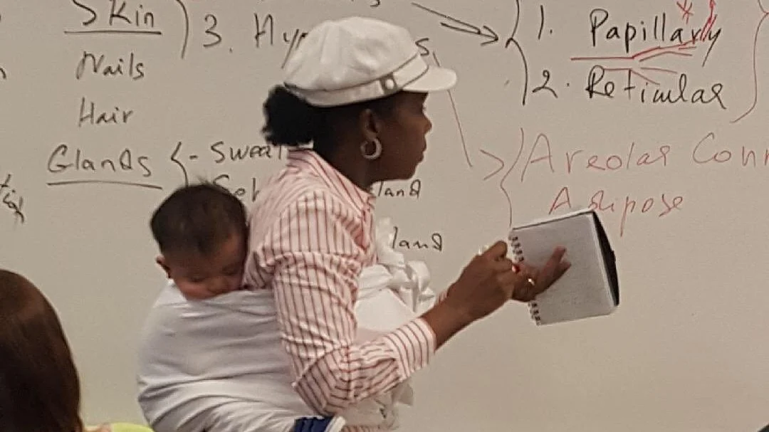 Profesorica održala predavanje s bebom na leđima!