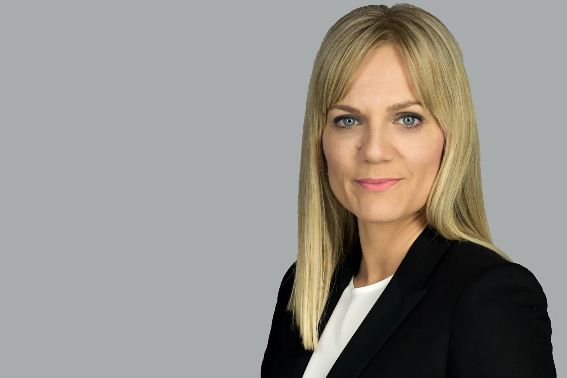 Katarina Lasić počela je raditi već za vrijeme fakulteta što ju je dovelo do pozicije voditeljice financija u međunarodnoj kompaniji