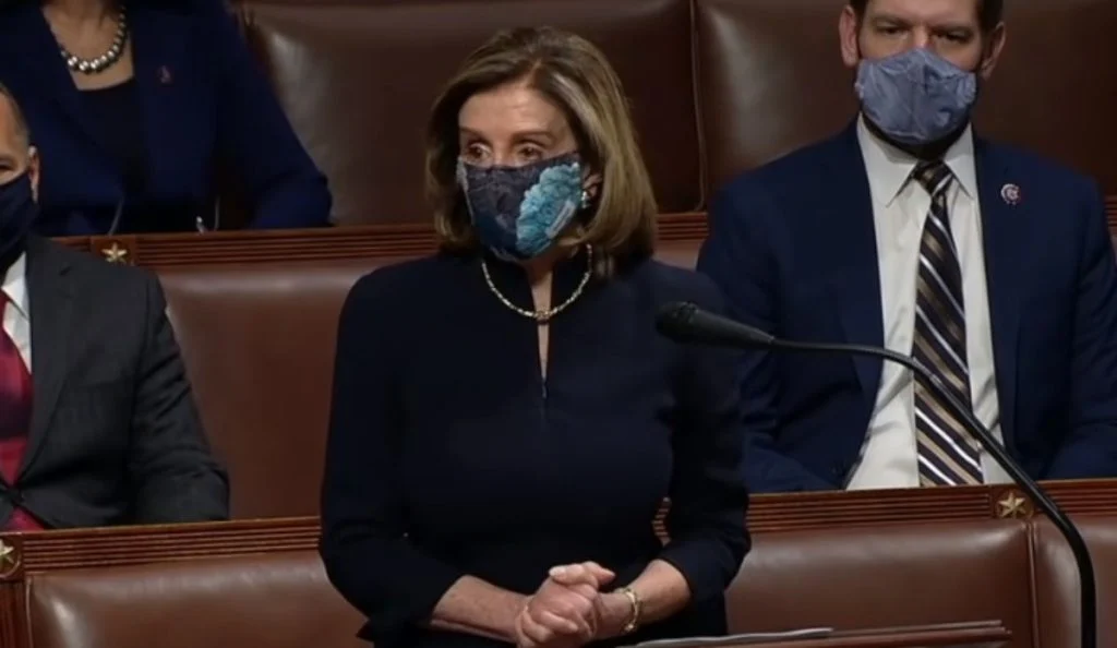 Nancy Pelosi ima posebno odijelo za opoziv Trumpa!