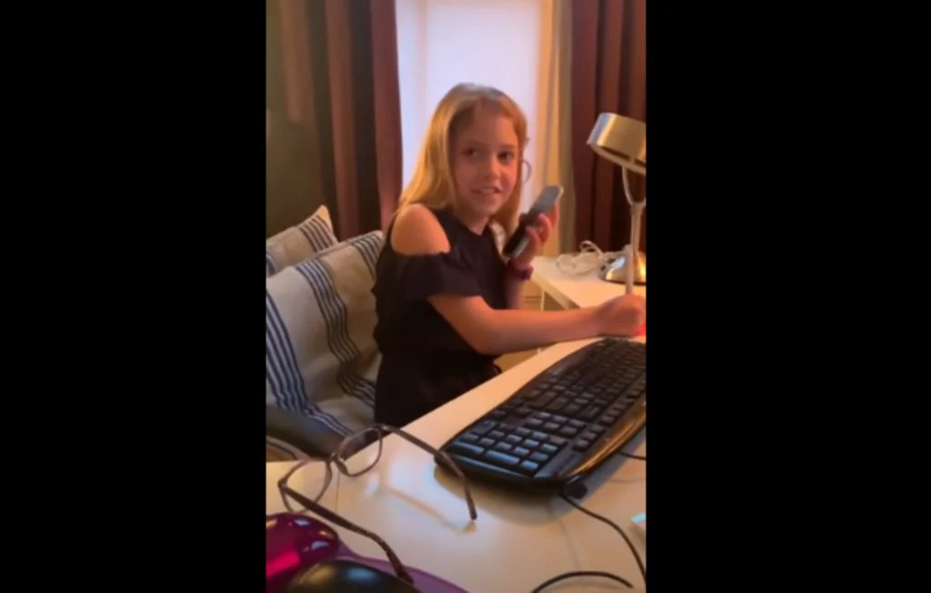 Morate pogledati ovaj urnebesni video u kojem kći oponaša svoju zaposlenu mamu!