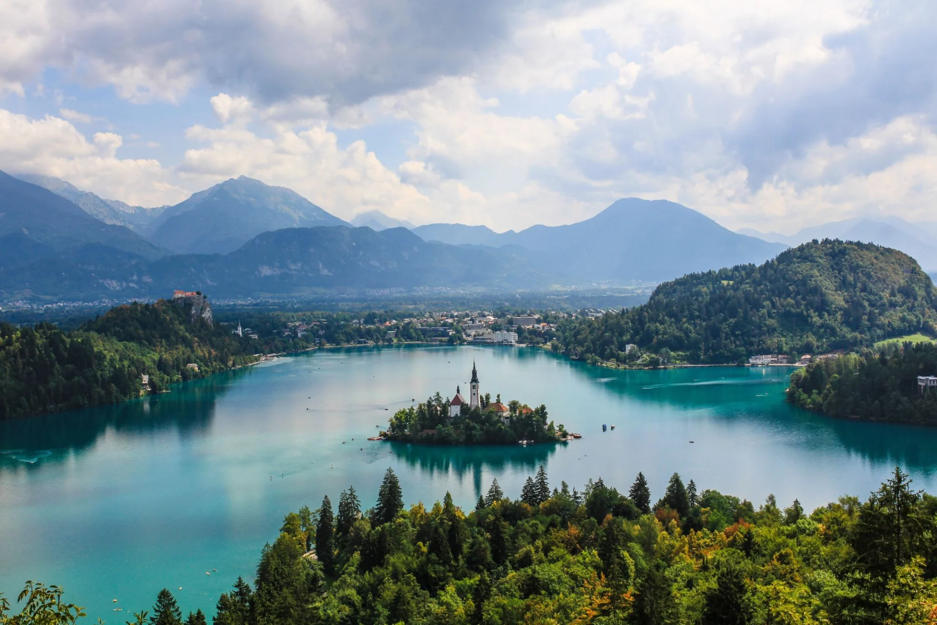 Želite si priuštiti putovanje u inozemstvo, ali ne stignete se cijepiti prije godišnjeg, a testovi su vam skupi? Evo gdje možete ići…