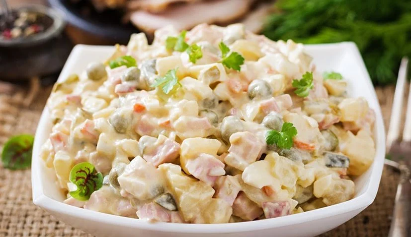 Francuska salata ravno je iz Rusije došla na naš stol! Donosimo recept za zdraviju varijantu