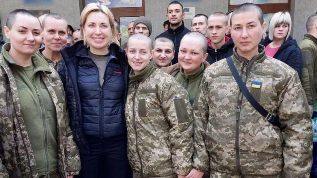Da bi ih dodatno ponizili, Rusi zarobljenim ukrajinskim vojnikinjama briju glave