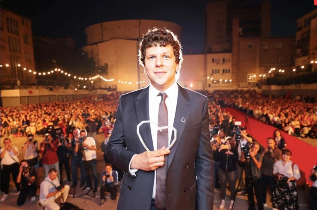 Jesse Eisenberg je sinoć prošetao Crvenim tepihom na SFFu, a danas je bio gost programa “Grand kafa sa…”