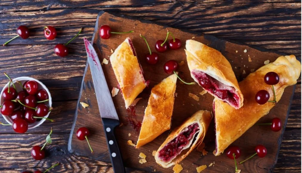 Ukusna savijača sa višnjama i pudingom od vanile