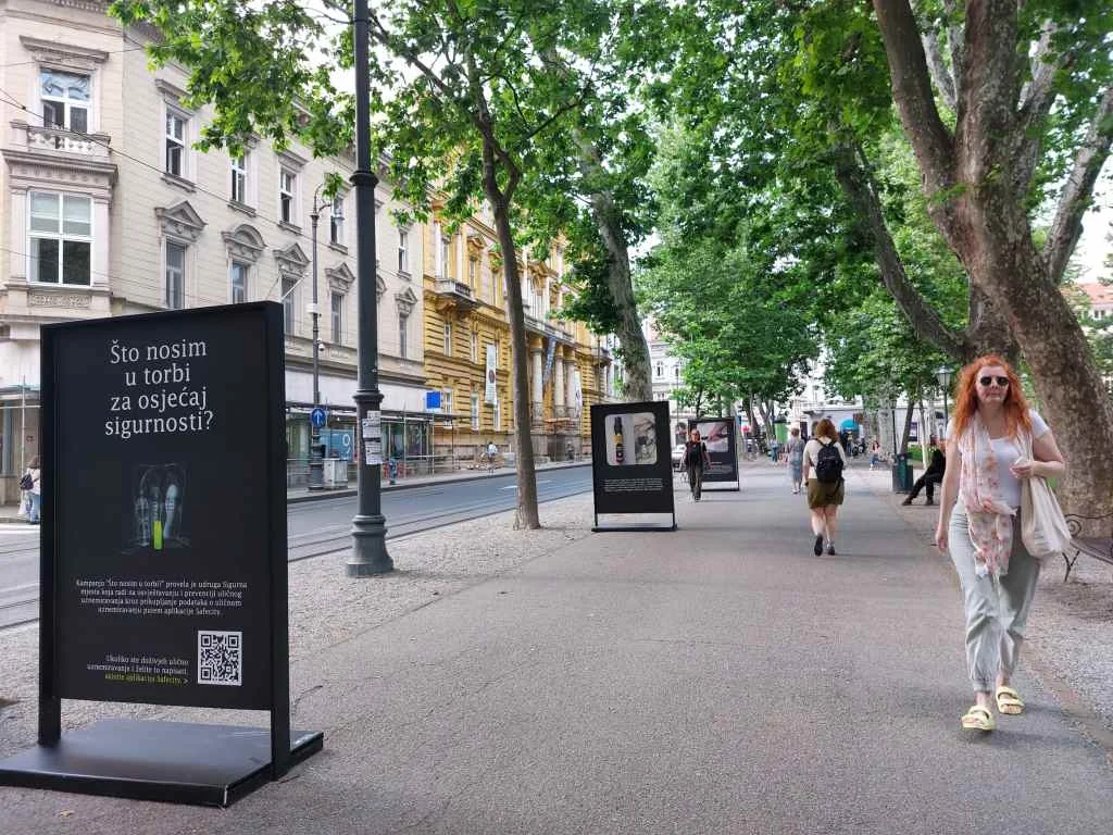 ‘Što nosim u torbi’ – izložba tematizirala uznemiravanje u javnom prostoru