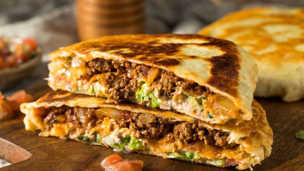 Quesadilla od mljevenog mesa s umakom od sira i luka: brzo i egzotično!