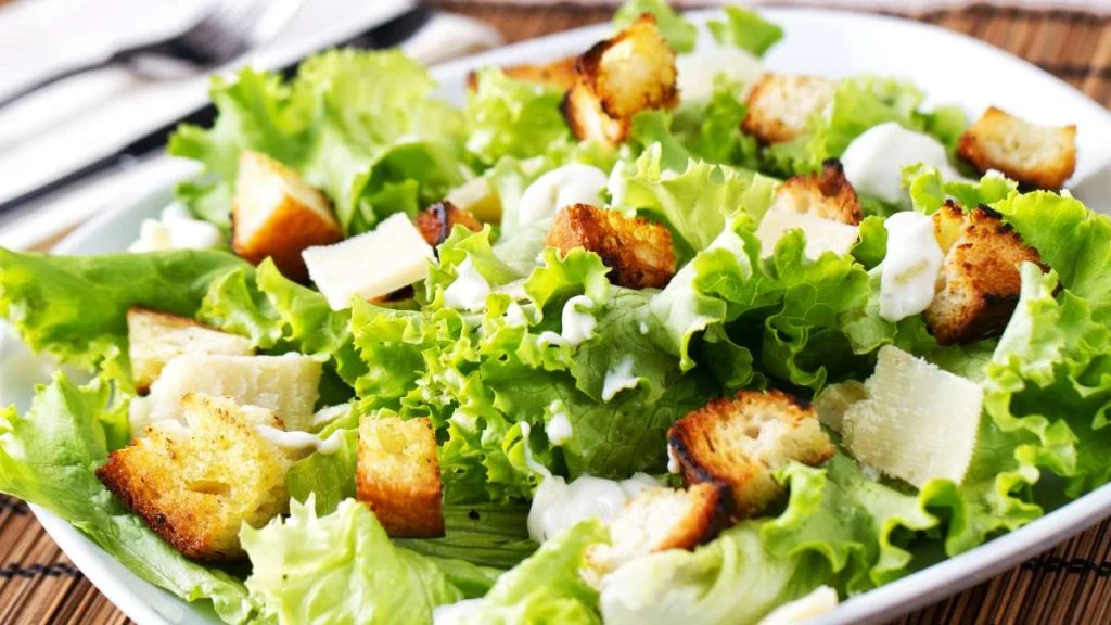 Cezar salata – klasični recept za gurmansko iskustvo