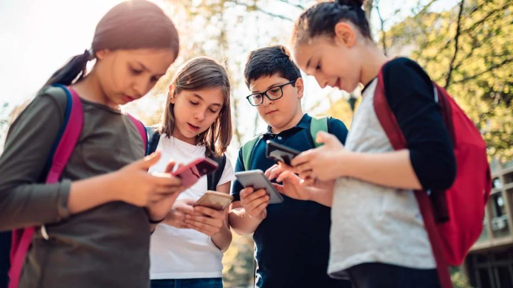 Je li zabrana mobitela u školama rješenje? Ove zemlje misle da je