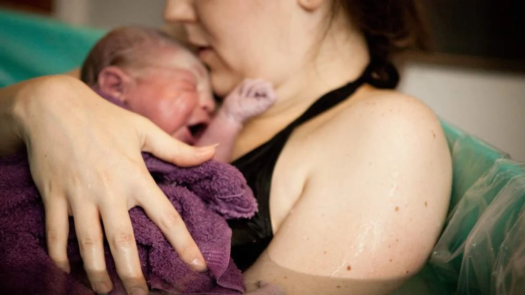 U Hrvatskoj kućni porod može samo ‘na crno’. Nereguliran na štetu majki i beba