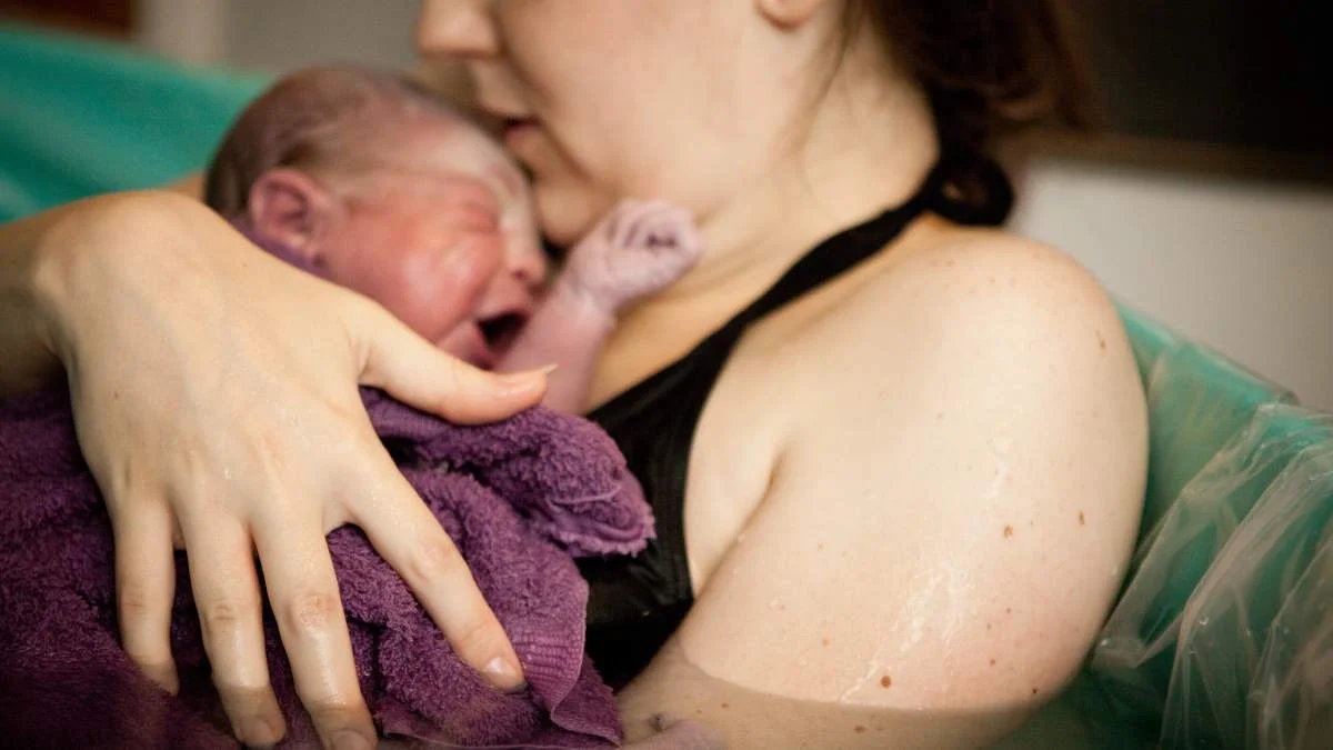 U Hrvatskoj kućni porod može samo ‘na crno’. Nereguliran na štetu majki i beba