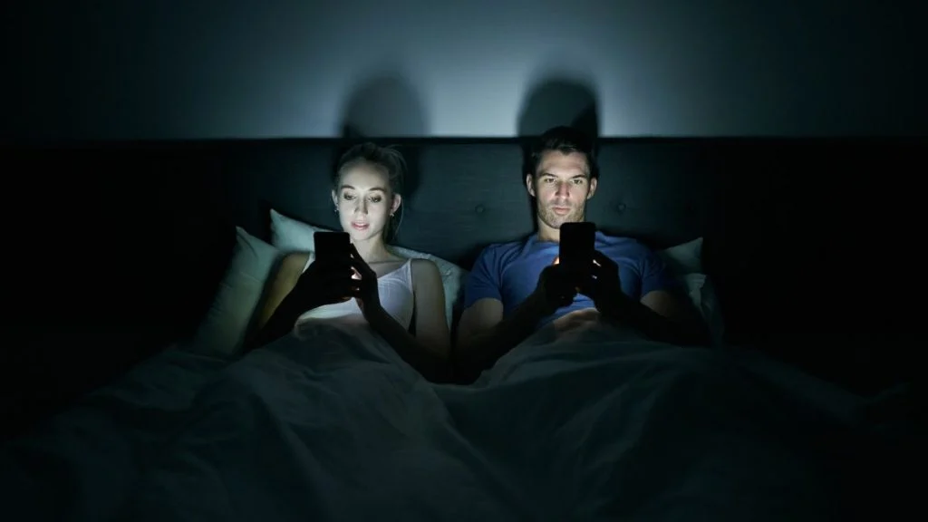 S mobitelom liježemo, s mobitelom se budimo… Kako to utječe na san?