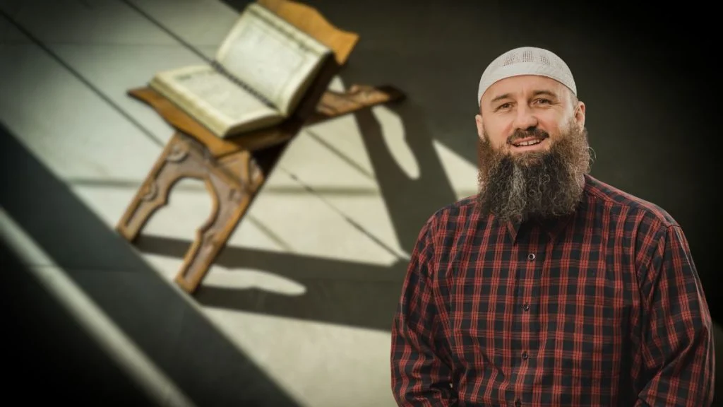 Islamski influencer iz BiH misli da je ženina neovisnost prijetnja braku i uči muškarce kako tući žene