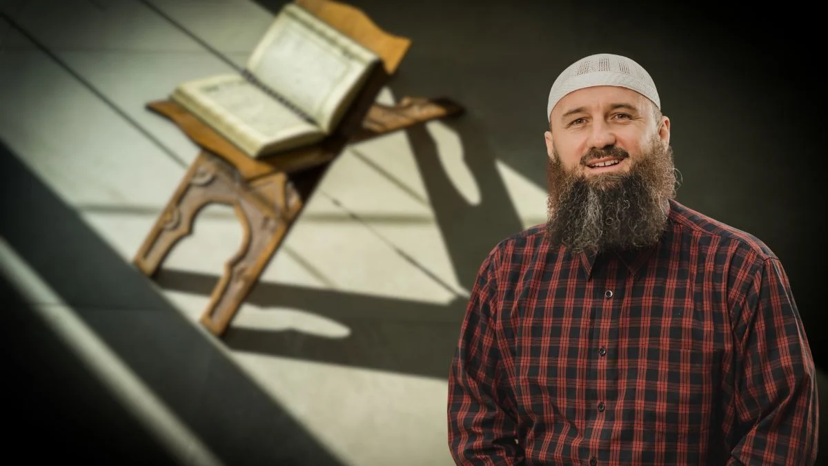 Islamski influencer iz BiH misli da je ženina neovisnost prijetnja braku i uči muškarce kako tući žene