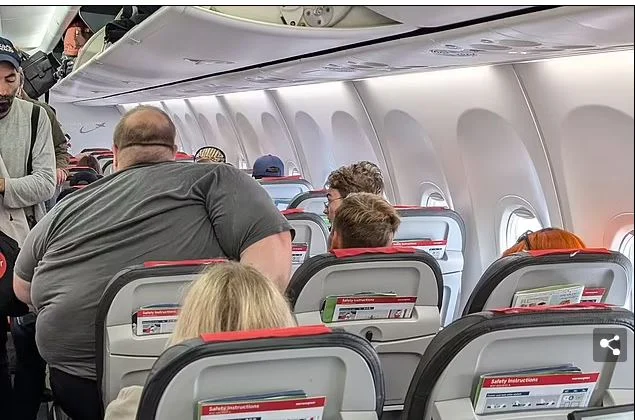 Plus size putnik mučio se da stane u sjedalo aviona pa izazvao žestoku raspravu. Tko je zapravo u pravu?