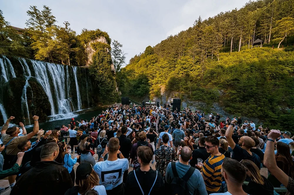 Desant 2025: Magični muzički vikend pod Plivskim vodopadom u Jajcu