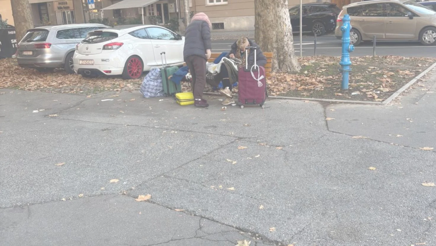Zašto dvije žene mjesecima spavaju na klupici u središtu Zagreba i nitko im ne uspijeva pomoći?