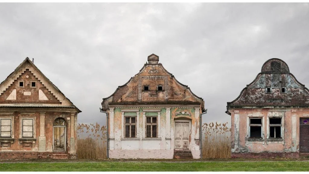 O iseljavanju iz Slavonije i uništavanju sela: Izložba fotografija “Dorf” Domagoja Burilovića