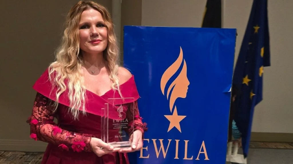 Prva iz Hrvatske: Kantautorica i glumica Elis Lovrić primila europsku nagradu za žensko liderstvo