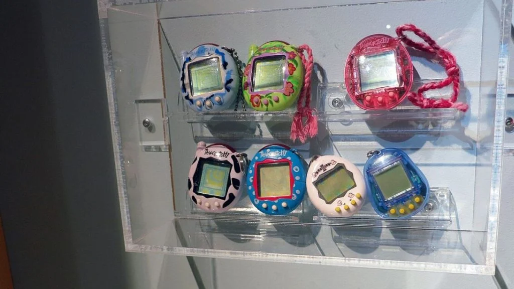 Tamagotchi napunio 30 godina, a voli ga i generacija Z kao – modni dodatak
