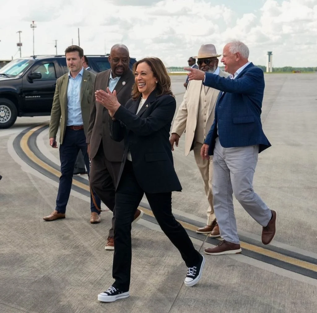 kamala harris tenisice i odijelo
